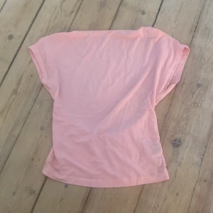 Rosa rygglös topp från Shein i storlek xs för 42 kr - Rosa rygglös topp från Shein i storlek xs säljs för 42 kr, knappt använd och är perfekt för er som gillar Stockholmsstil!!
