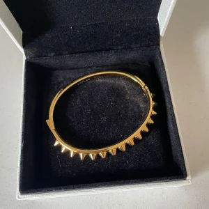 Edblad armband med nitar - Nästan helt nytt edblad armband, inga defekter alls💕nypris ligger på 599kr, använd gärna köp nu!