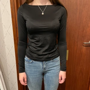 Tröja med båtringning - Svart tröja med båtringning. Prislapp kvar.