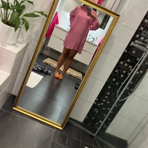 Rosa frisserad  klänning från hm  - Aldrig använd inga märken eller fläckar. I gott skick 