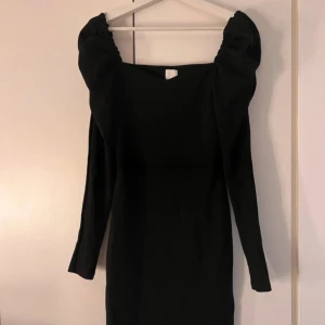 Klänning H&M - Långärmad klänning med fina volang detaljer vid axlarna köpt från H&M. Köpt från Sellpy, men används inte längre❣️