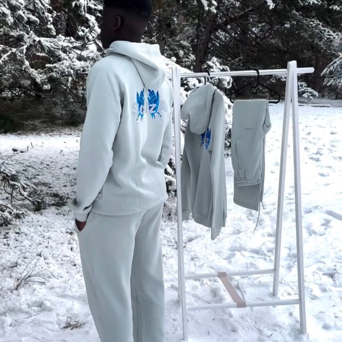 Vit hoodie & byxor (sett) med blått tryck från Scuza - 2