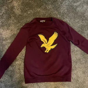 Lyle & scott tröja - Vinröd. Står 12/13 år, men är lite större.