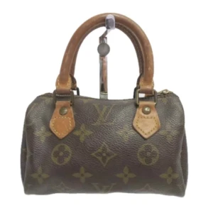 Louis Vuitton Mini Speedy - Perfekt att ha med sig om man ska på en liten utflykt!! Du får plats för din telefon, korthållare, nycklar och lite smink. Speedy tillför en touch av lyx och stil till varje outfit och med en elegant och tidlös design. 