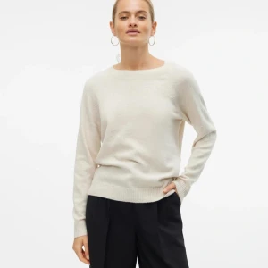 Vero Moda tröja S - En jätteskönt grå stickad tröja i storlek S. Jätte fin färg. Helt ny utan prislap, inga fläckar, inga hål. Andvänt 1 gång eftersom ej haft tid o andvända.