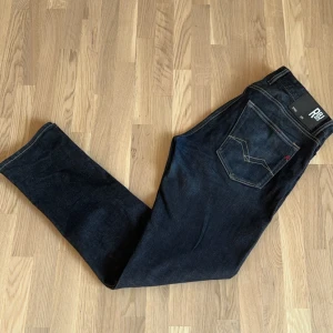 Mörkblå jeans från Replay - Säljer ett par snygga mörkblå straight jeans från Replay. Rå feta och sköna! Kvalite och skick 9/10. Nypris 1,399kr. Mitt pris 199kr.