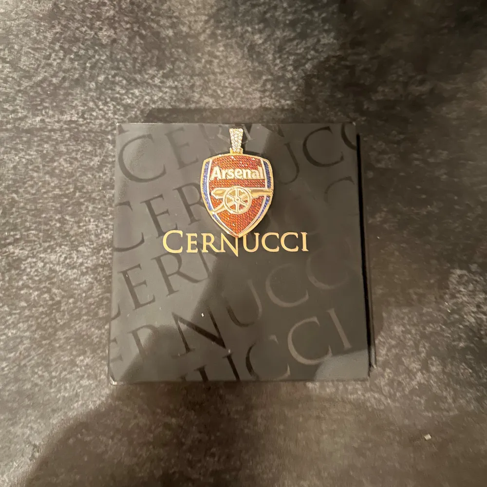 Guld halsband från cernucci med arsenal logo, aldrig använd.  Original box och påse finns fortfarande kvar. Accessoarer.