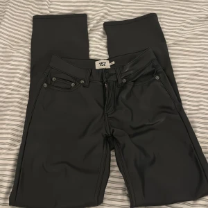Lågmidjade skinnbyxor  - Ett par jätte snygga skinnbyxor ifrån lager157. Dem är använda 1 gång och är i ett mycket bra skick!💕 modell icon. Stolen xxs men passar xs med