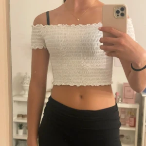 Vit of shoulder tröja som inte kommer till användning 💋 - Xs, fint skick 😉💋