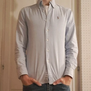 Ralph lauren skjorta - Tja! Ralph lauren skjorta till salu säljef nu denna då den är för liten för mig jag är 185, 65kg och bär storlek M skjortan är i S och passar mellan 165 och 180 nypris 1200 pris är inte hugget i sten