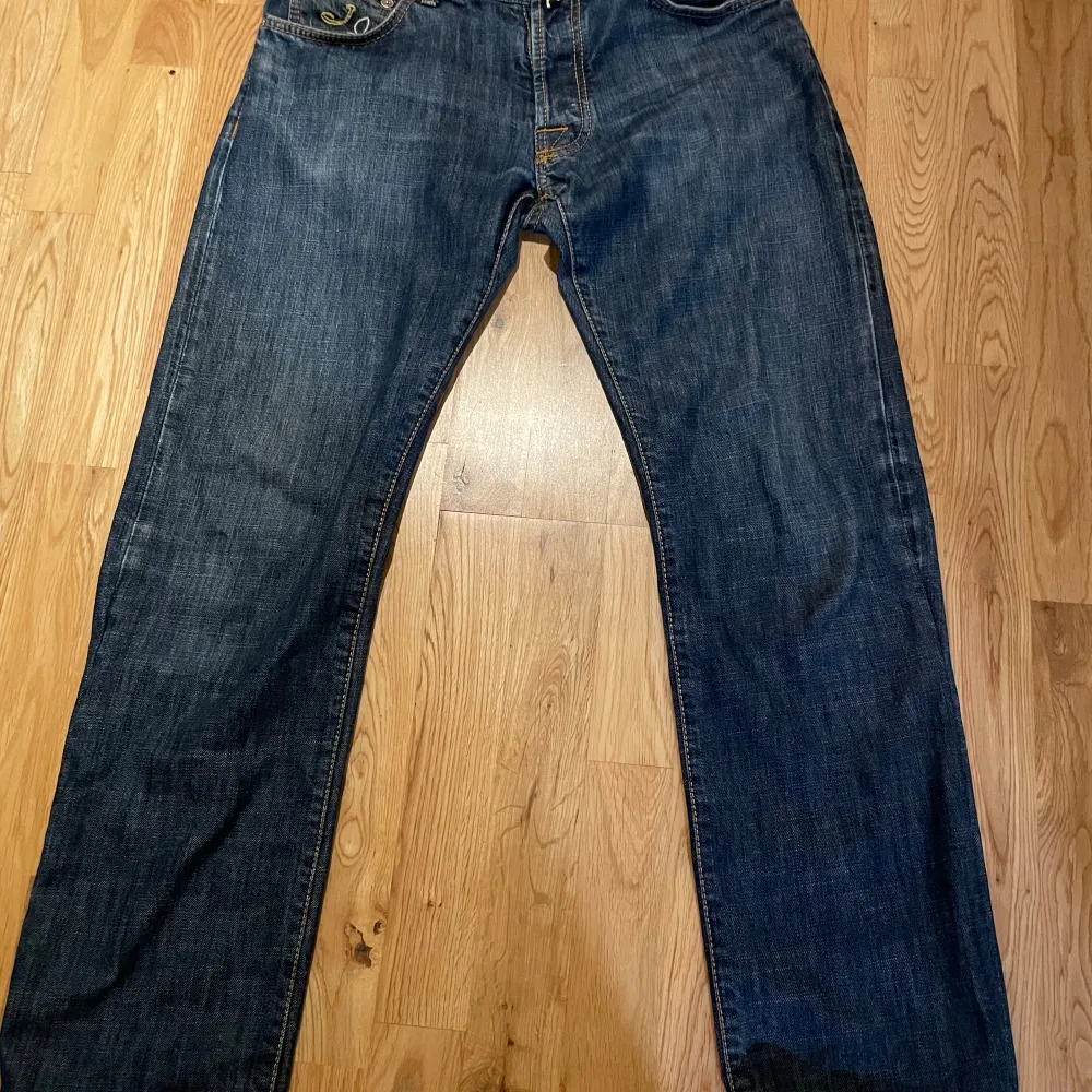 Dessa skit snygga Jacob cohen jeans i stl 32 är nu till salu, passformen är slim/reugeler!!! För bara 899!!!. Jeans & Byxor.