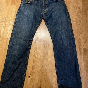 Jacob cohen jeans - Dessa skit snygga Jacob cohen jeans i stl 32 är nu till salu, passformen är slim/reugeler!!! För bara 899!!!