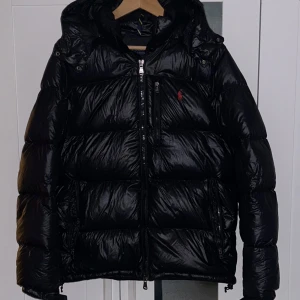 Ralph lauren jacka - Säljer denna snygga Ralph lauren jacka i storlek M, jackan är sparsamt använd och är i riktigt bra skick utan några defekter. Priset är ej hugget i sten.