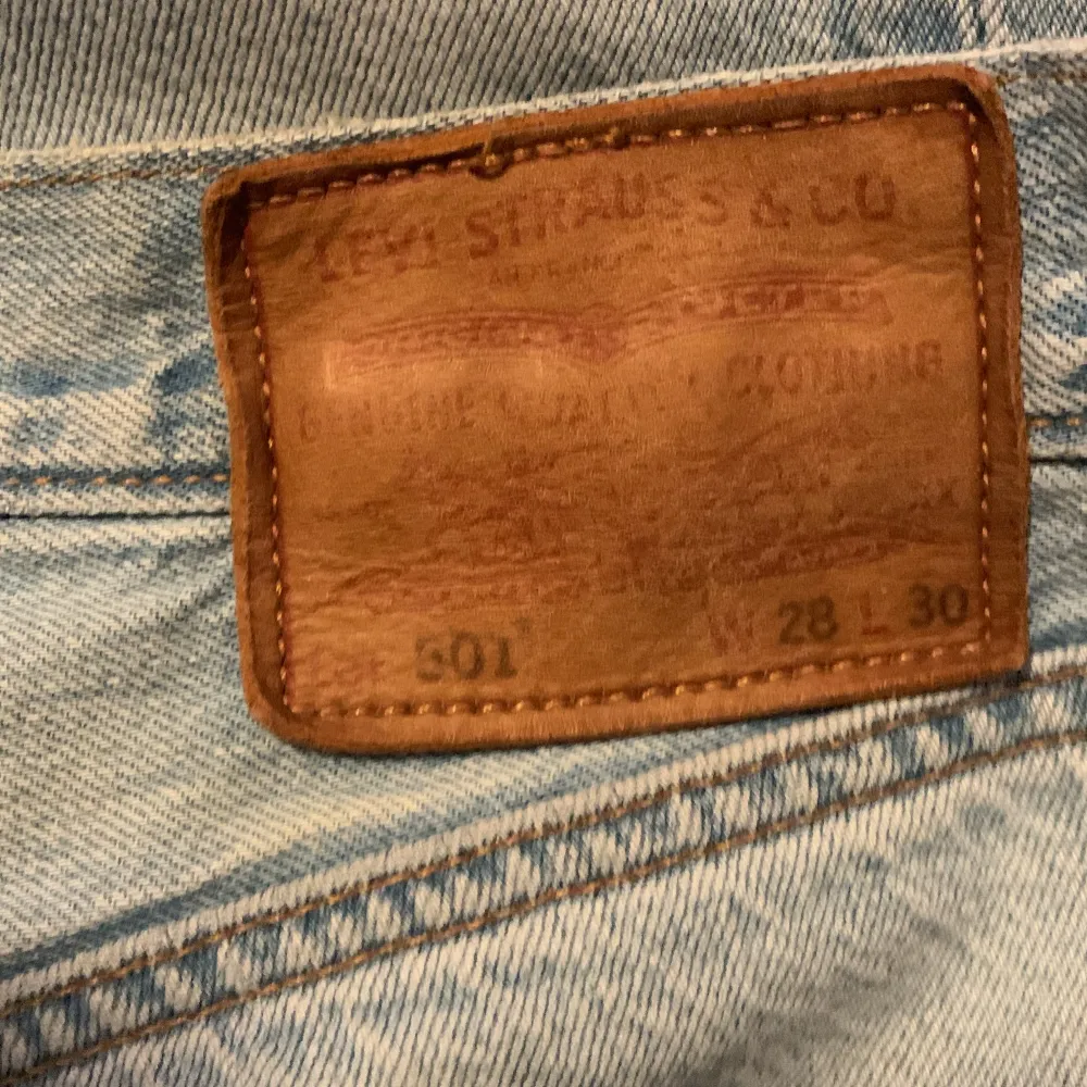 2 par Levis 501 jeans. Nypris är 1100 per byxa Jeansen kostar 350kr för 1 par och 700kr för båda. Storleken är W29 och L32 och W28 och L30 På det andra paret. Pris går att diskuteras.. Jeans & Byxor.