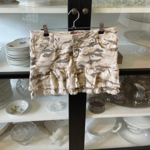 Kamouflage kjol - Snygg militär/kamouflage kjol med volanger, inga skador