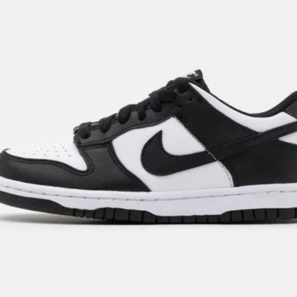 Hej säljer ett par nike panda dunks då de inte är min stil längre använda några gånger med fortfarande jätte bra skick. Köpte de för 1300 men jag säljer de för 600 och pris kan diskuteras . Skor.