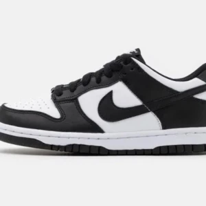 Panda dunks  - Hej säljer ett par nike panda dunks då de inte är min stil längre använda några gånger med fortfarande jätte bra skick. Köpte de för 1300 men jag säljer de för 600 och pris kan diskuteras 