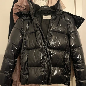 Calvin klein jacka  - Nästan helt oanvänd då den är lite för liten på mig. Köpt för 2400 kr. Kan gå med på byte i storlek M! (Pris kan diskuteras)