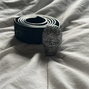 Philipp Plein bälte  - Säljer detta Philipp Plein bälte. Extremt slitet men inget som syns på håll. Ny pris 2000.  Mvh ITMcloset.