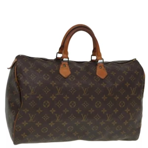 Louis Vuitton Speedy 40 - Louis Vuitton Speedy 40. Ett måste i väskkollektionen! Bra för både vardagsbruk och resor. Perfekt att använda som skol-/arbetsväska. Speedy ger en touch av lyx och stil till varje outfit. Tillverkad i den ikoniska monogramduken.