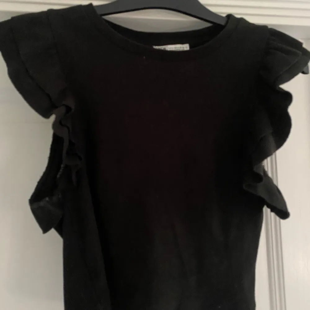 Zara svart volang topp Storlek M . Puserot.