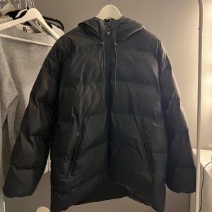 vinter jacka - säljer denna vinter jacka ifrån lindex, ny pris 1799kr bra skick inga skador super fin, varm och skön. skriv vid frågor eller fler bilder🥰 pris kan diskuteras!!