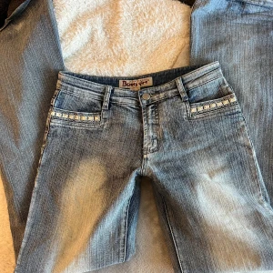 Lågmidjade jeans  - Använda kanske 3 gånger. Storlek 28, sann till storleken. Tyvär alldeles för långa på mig som är 159. Enda negativa är att paljetterna har släppt på ena bakfickan, annars superfint skick. Köpa i polen 