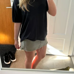 Grön kjol - Säljer denna superfina gröna kjol med hög midja. Köpt här på Plick för ett år sedan. Lite liten för mig som oftast bär s/m. Skriv för frågor💗