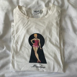 Vintage moschino tröja  - Inge defekter så fin. Den finns inte längre att köpa 💕pris går att diskutera 
