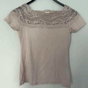 Off shoulder spets topp  - Säljer även i två andra färger!!! Den super populära spets toppen från h&m. Köp 2 för 500! Köp sker via köp nu. Jag postar inom 24h. Kvar tills markerad såld.  