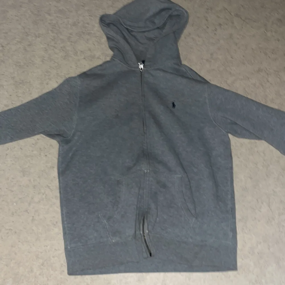 Hej!, Nu var de dags att sälja min fina ralph lauren hoodie, jag har haft den i ungfär 4 månader. Varför jag säljer den är att jag börjar växa ur den, storlek 170/ S Den är i bra skick, orginall pris på den här är 1100kr vi kan snacka om pris på dm.. Tröjor & Koftor.