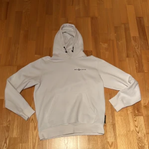 BOWMAN LOGO HOOD - Bra skick, använd ca 6 gånger. Nypris 1300kr sailracing. Aldrig blivit torktumlad.