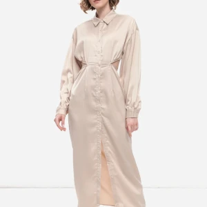 Missguided Beige Long Sleeve Dress - Långärmad beige klänning från Missguided med öppen rygg. Mycket fint skick, endast använd ett par gånger. Mycket bra kvalitet. 