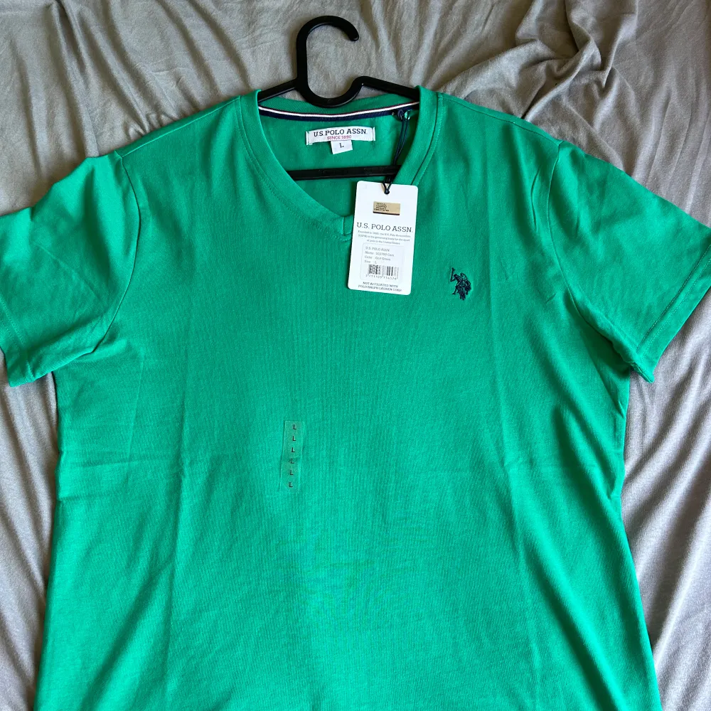 Säljer denna t-shirt från Us Polo. Den är i storlek L men är liten i sig så den skulle passa S-M. Köpte den för 299kr. Har inte använts en enda gång då den inte passar .Säljer den för 199kr. Taggar och allt är kvar. Skriv vid några funderingar. Pris kan sänkas mycket.. T-shirts.