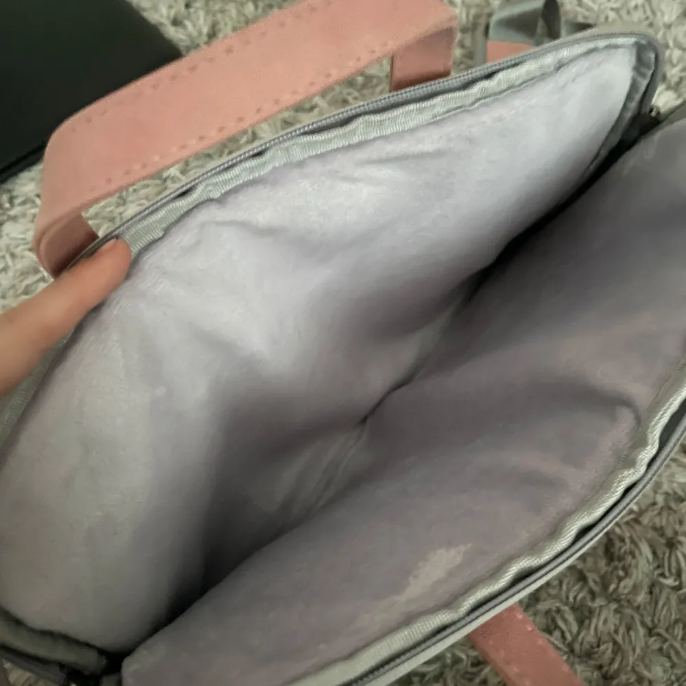 vÀskan Àr rÀtt sÄ stÄr sÄ den funkar till dem flesta skol datorna, exempel pÄ min gamla dator som Àr ungefÀr lika stor som de flesta skoldatorna. Laukut & KÀsilaukut.