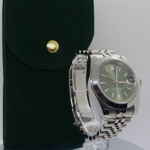 Green/Silver Jubilee Datejust - Seiko Mod - Helt sprillans ny " Green/Silver Jubilee Datejust - Seiko Mod". Klockan är byggd för hand av oss, endast uttagen for fotografering. 📸 Utrustad med ett automatiskt NH35 urverk från Seiko och safirglas. 904L stål, verktyg till länkarna medföljer!📦