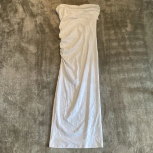 Vit armlös klänning ifrån ZARA🤍 - Bara provat men inte haft på mig ute. 