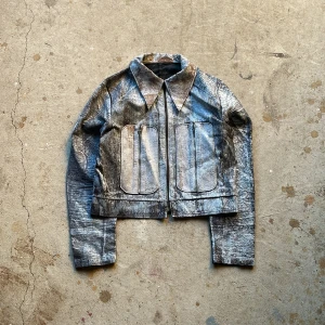 Cropped painted jacket - Cropped jacka som blivit vitmålad. Vintage skick. Färgen flagnar med tid. Cropped boxy passform