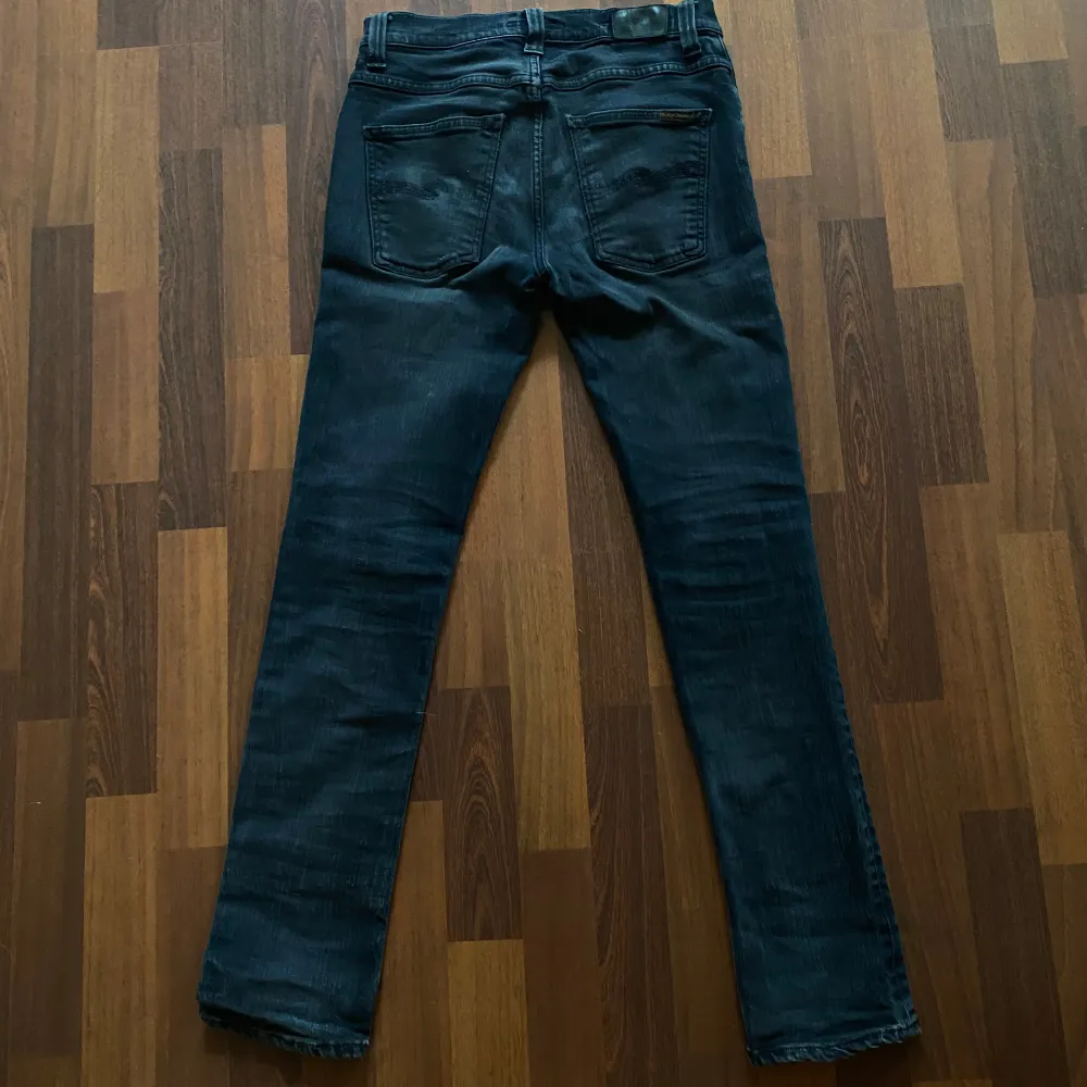 Ett par svarta Nudie Jeans i modellen Grim Tim || Strolek 31/32 || Skicket är okej i helhet förutom ett håll i högra och ett mindre håll i vänstra fickorna || PRISET ÄR INTE SKRIVET I STEN || Fråga gärna 😃 ||. Jeans & Byxor.