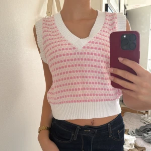 Stickad väst - Ej använd, inga defekter💖 passar XS/S (har S på bilden och är 175 cm lång)