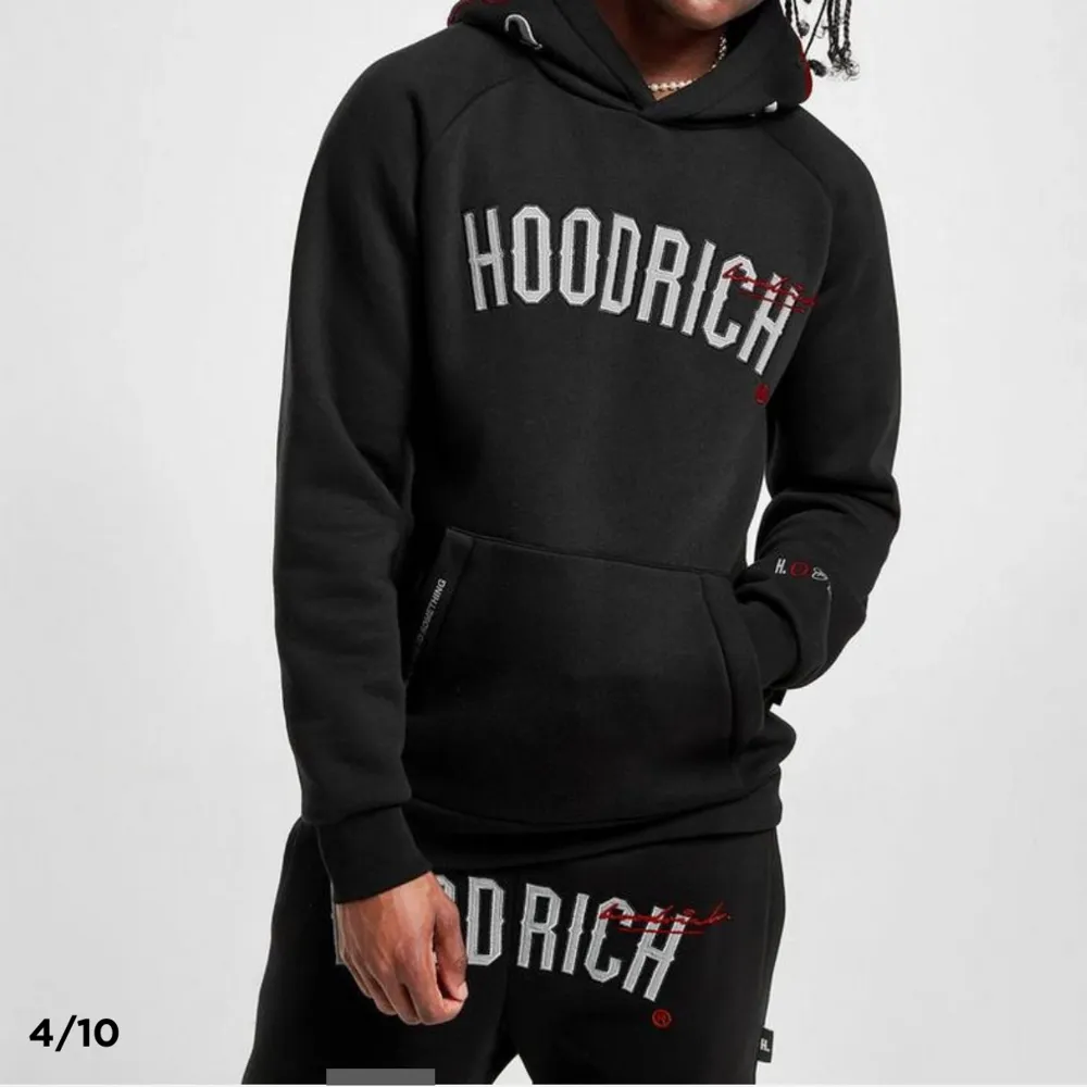 Säljer en Hoodrich hoodie pga för stor den är i S men är som en M knappt använd men har en liten hål som inte syns annars inga fel på den skriv för bilder nypris ca 1200. Hoodies.