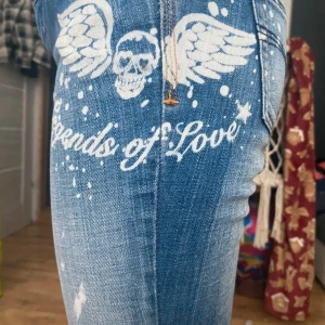 Boot cut/ flared jenas låg midja detaljer  - Superfina jeans från vinted som inte passar. Boot cut/ flared låg midja och coola detaljer 