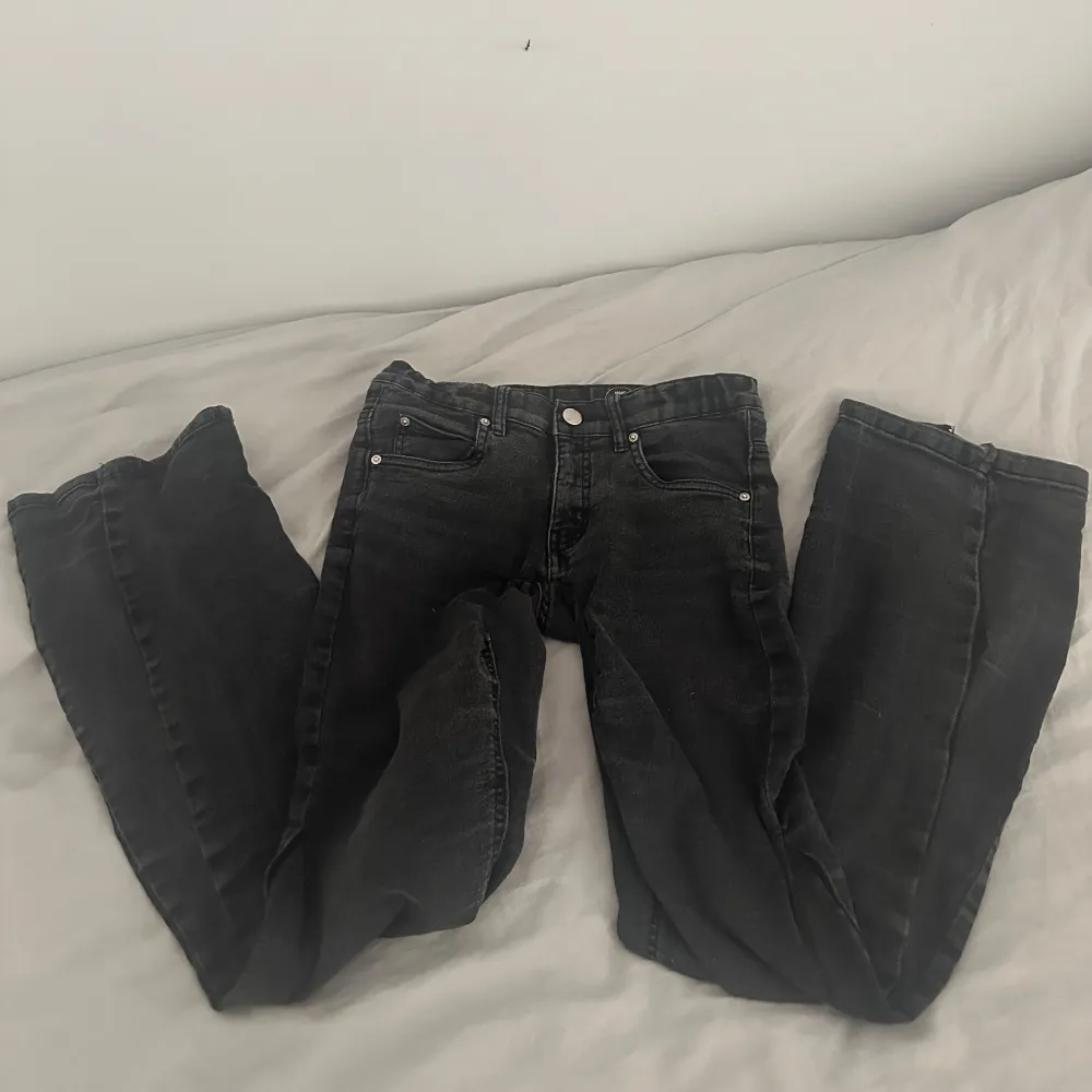 Säljer ett par lågmidjade svarta jeans då de är för korta. De är omsydda från skinny och sydda mer lågmidjade. Innerbensläng: 75 cm.. Jeans & Byxor.