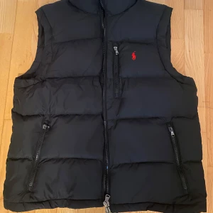 Ralp Louren puffer west  - Säljer en stilren ralp lauren väst! Den är helt Ny och strl m. Perfekt till hösten. Pris kan diskuteras vid snabb affär 🤝