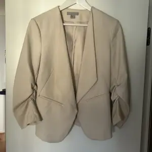 Säljer en beige kavaj från H&M då den är liten för mig , använd ett fåtal gånger  Kan skicka fler bilder vid intresse! 