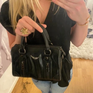 Zadig liknande väska  - säljer nu min Zadig liknande väska!🩷 toppskick men se slitage på baksidan➡️ band kommer med! köpt för 1200 kr💋 EJ ÄKTA!