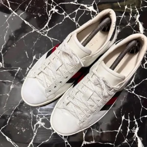 Gucci Ace - Ett par stilrena Gucci ace i storleken 43. Bra skick och sällsynt färg modell. Några funderingar är de ba att skicka på!