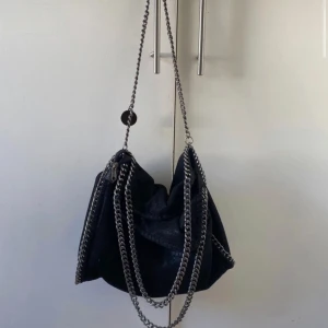 Handväska  - Kedjehandväska. Flera fack på insidan med dragkedja. Köpt förra sommaren från Chelsea i Göteborg. Inga tecken på användning