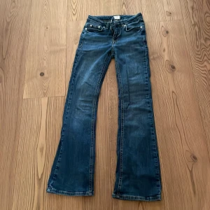 Jeans - Jeans från grunt som jag säljer i både blå och svart i bra skick. Säljer för 200kr st men om någon intresserad av båda så kan jag sälja båda för 300kr💕 kontakta för fler bilder och mått. Lowwaist/ midwaist och bootcut💕