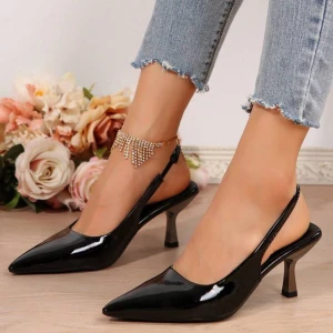 Klackskor  - Säljer dessa fina svarta klackskor, endast testade men köpte i fel storlek. Jätte fina och sköna🥰 skriv vid mer frågor